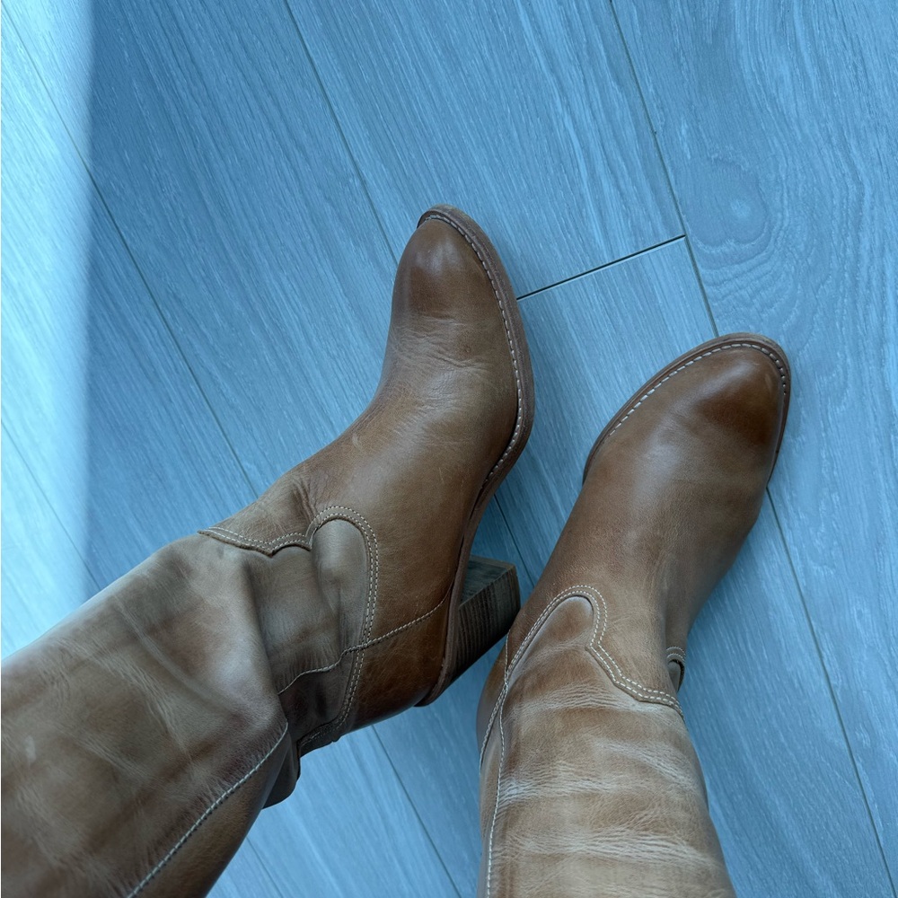Elegant Tan Heeled Boots with Sleek Design - Picture 3 of 8